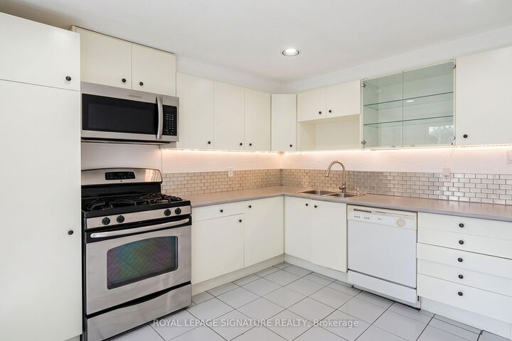 Property Photo:  395 Clinton Street  ON M6G 2Z1 