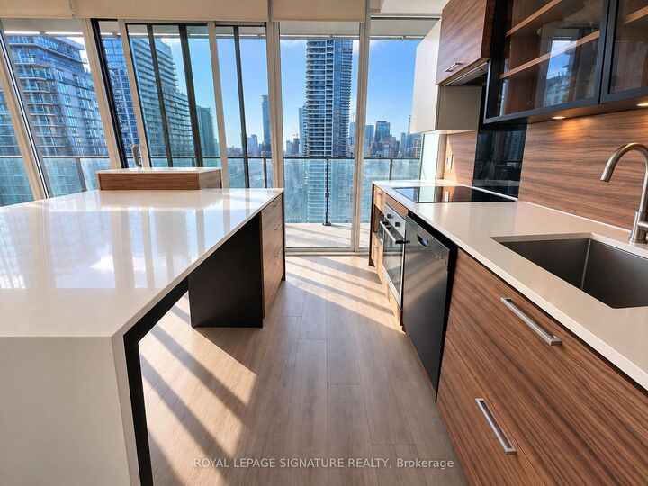 Property Photo: 75 St Nicholas Street 2502 ON M4Y 0A5