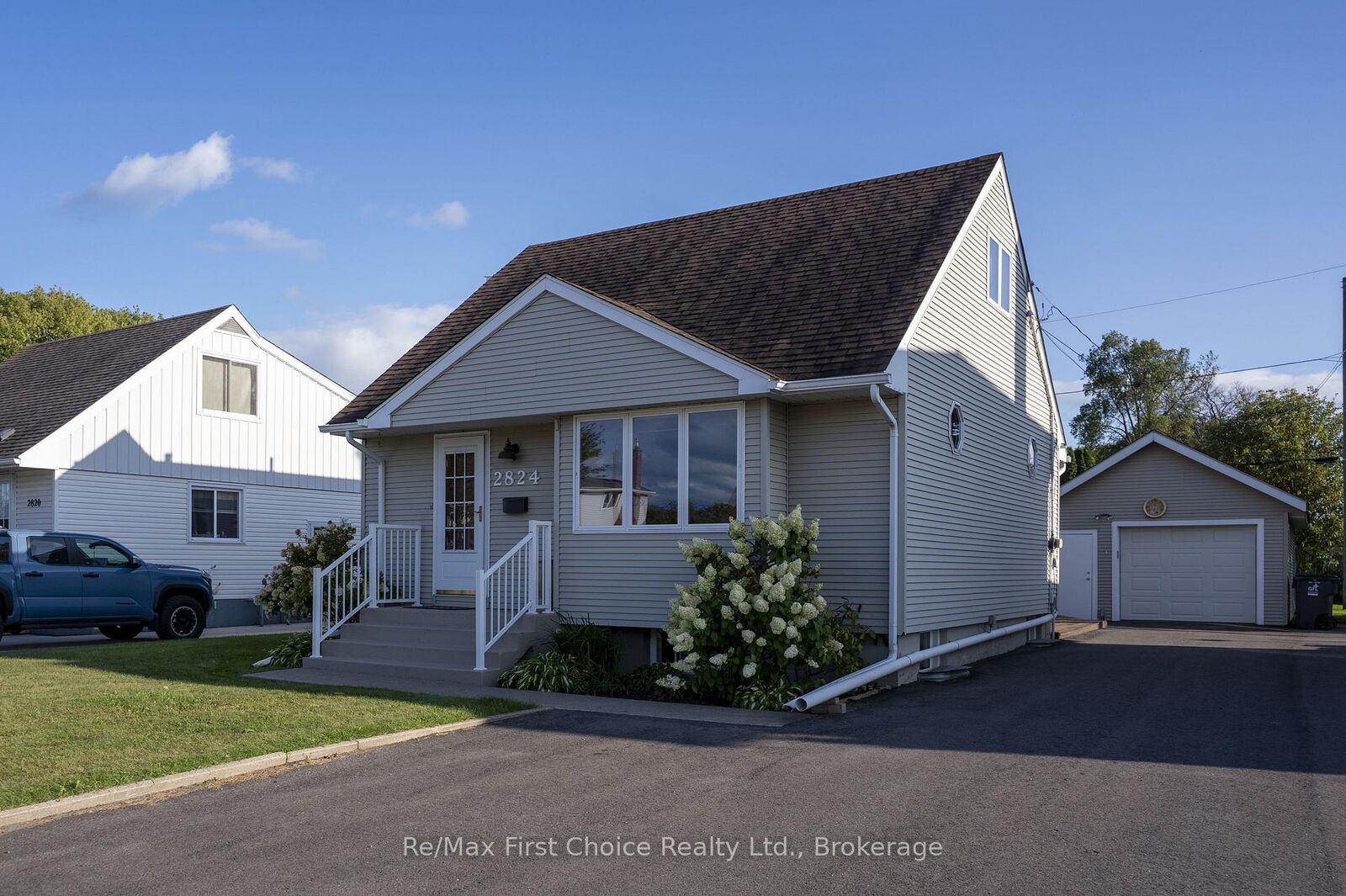 Property Photo:  2824 Moodie Street E  ON P7E 4Z9 