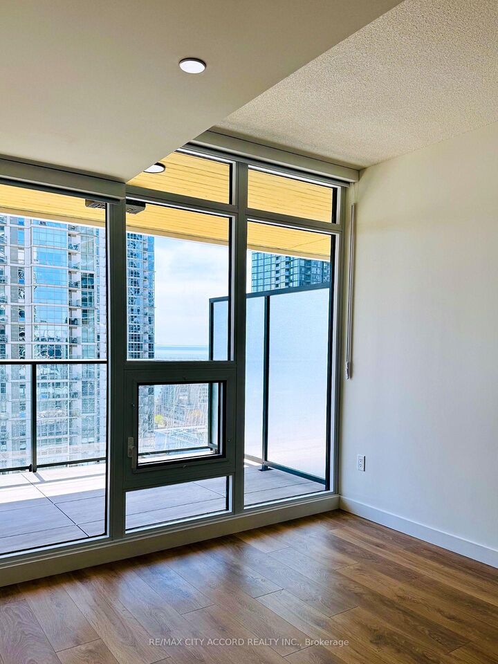 Property Photo:  1 Concord Cityplace Way 1906  ON M5V 0T5 