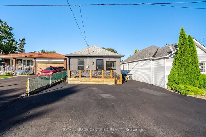 Property Photo:  1019 Ogden Avenue  ON L5E 2G4 