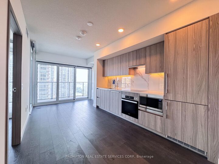 Property Photo:  1 Concord Cityplace Way 1709  ON M5V 0X3 