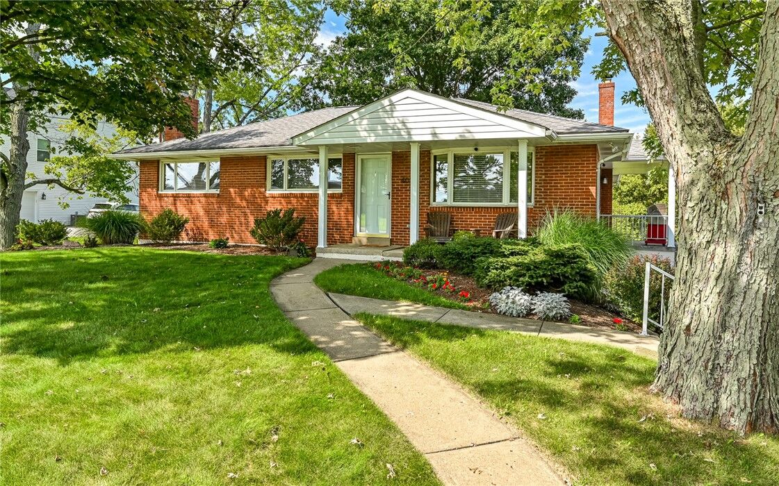 Property Photo: 401 N Pine Cir PA 15044