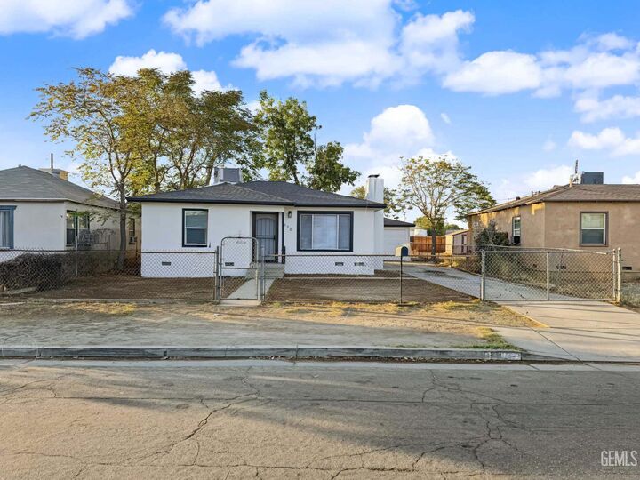 Property Photo:  1320 Castaic Avenue  CA 93308 