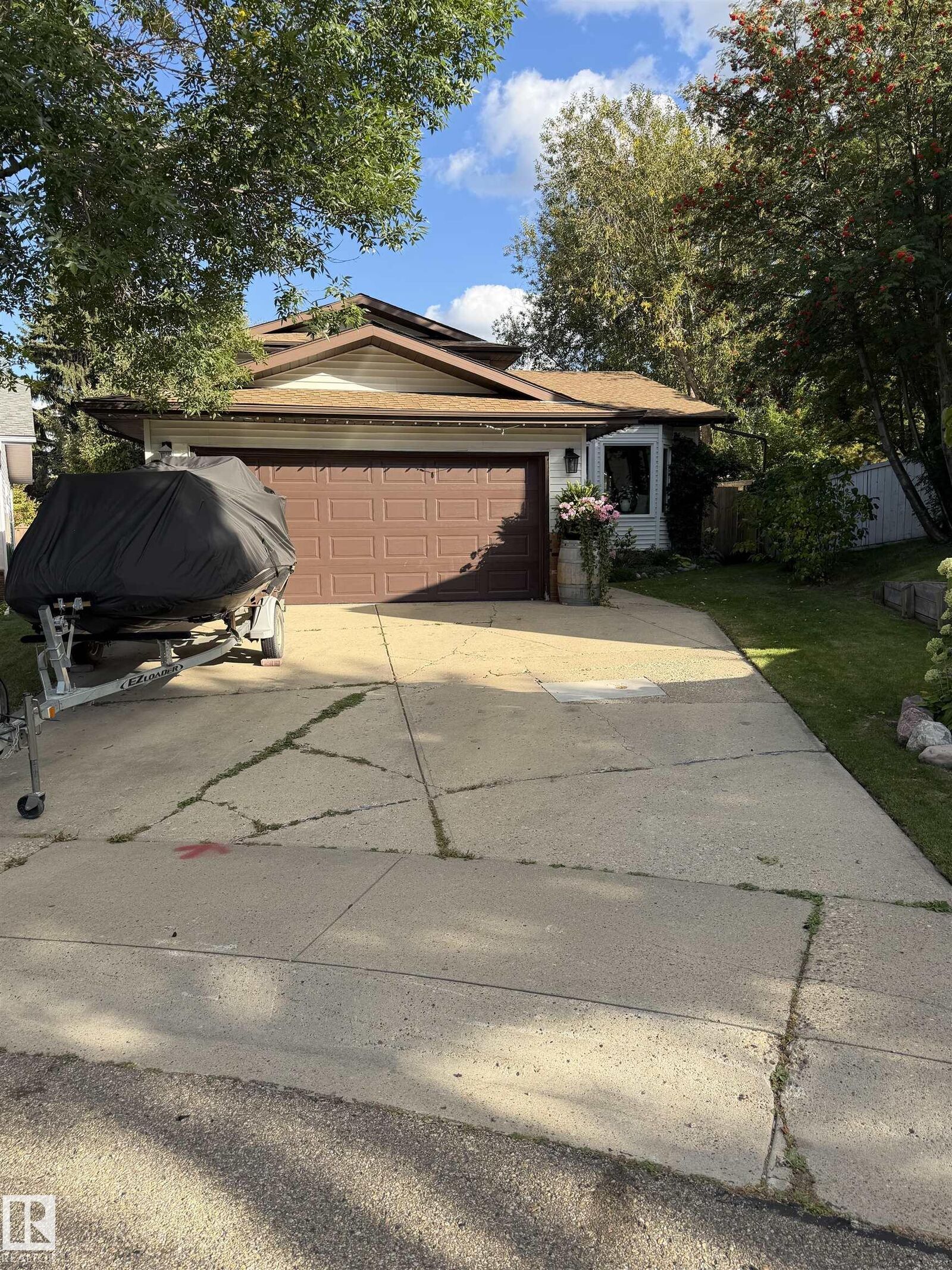 Property Photo:  5 Chelsea Manor  AB T8H 1E2 