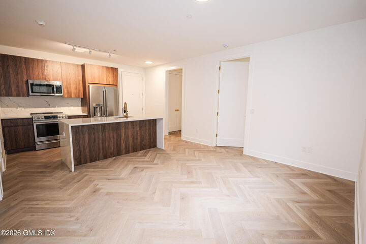 Property Photo:  100 E Putnam Avenue 206  CT 06807 