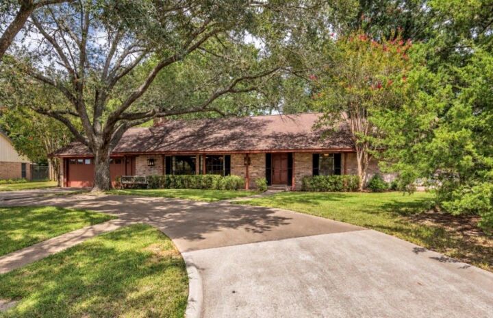 Property Photo: 3403 Nottingham Street TX 77581