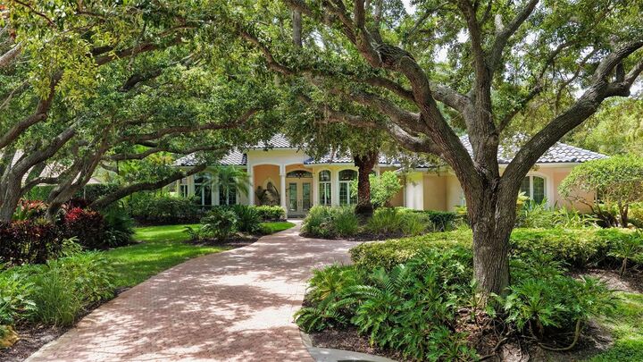 Property Photo:  402 Macewen Drive  FL 34229 