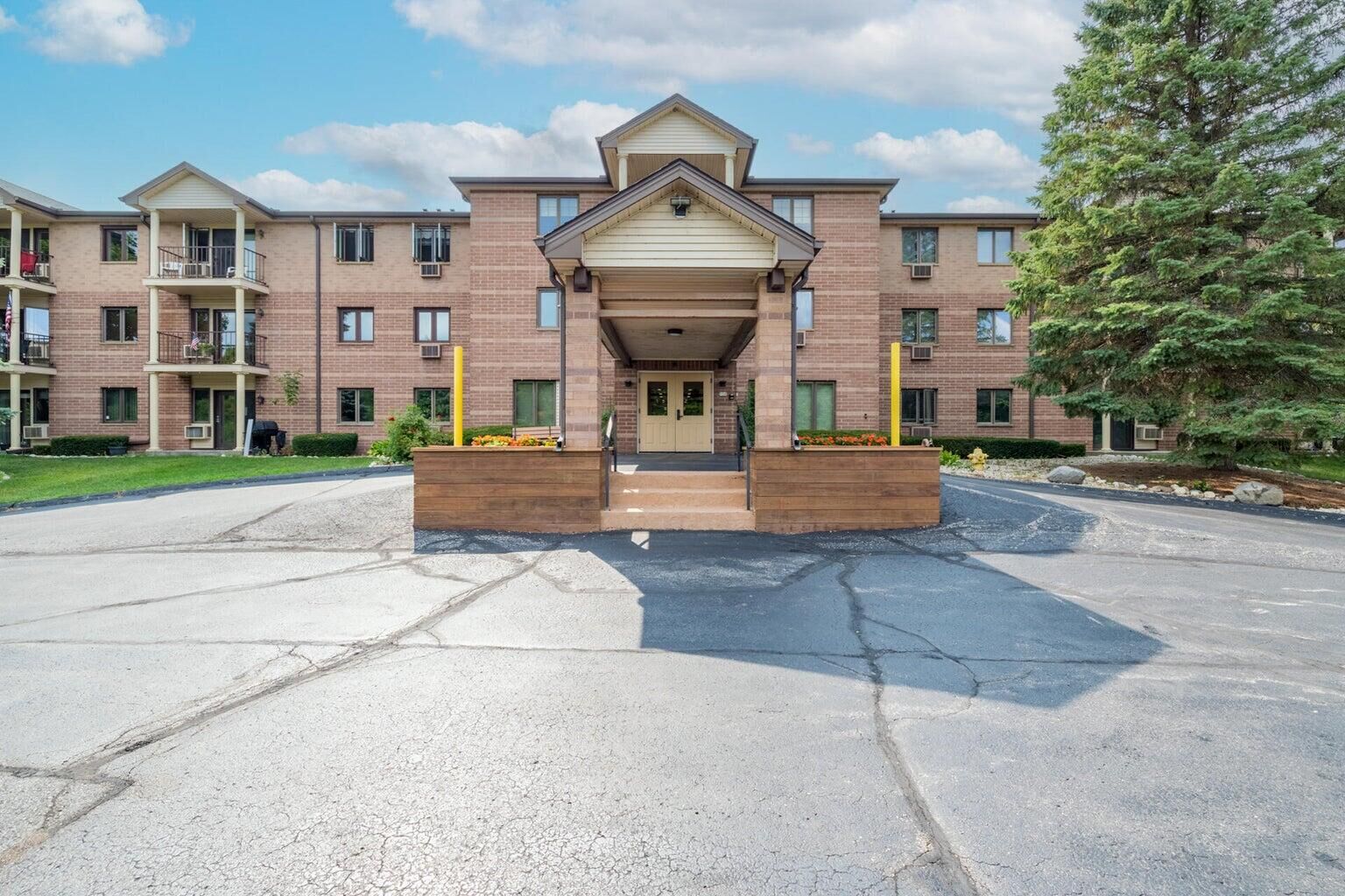 Property Photo: 530 N Silverbrook Dr WI 53090