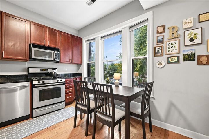 Property Photo:  2920 W Berteau Avenue 2  IL 60618 