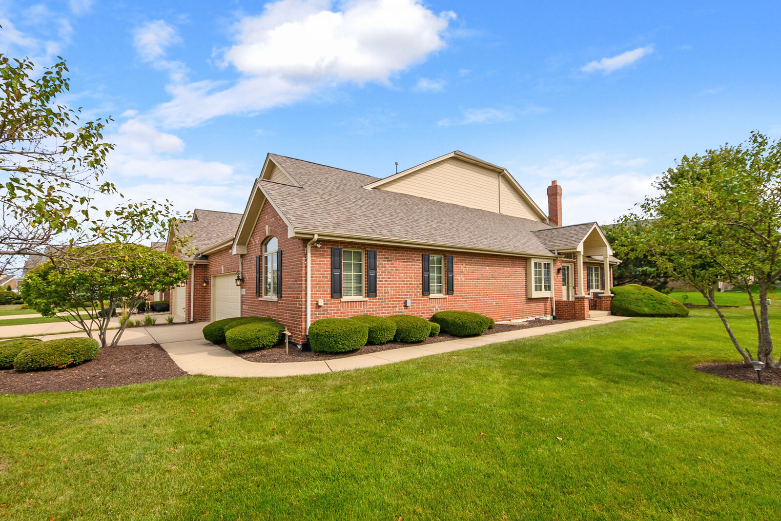 Property Photo: 1876 Royalglen Drive IL 60451