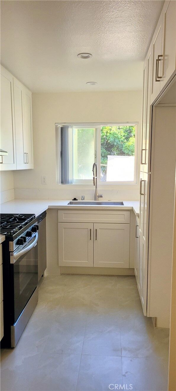 Property Photo: 518 E Valencia F CA 91501