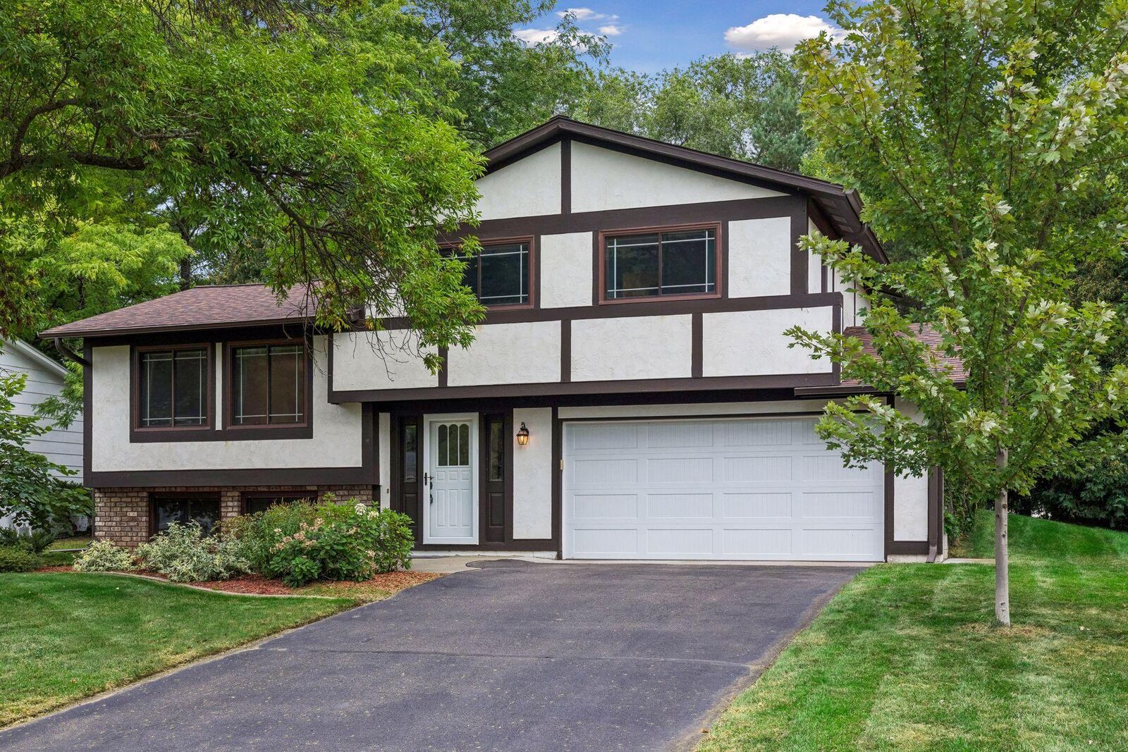 Property Photo: 1013 Robinhood Place MN 55126