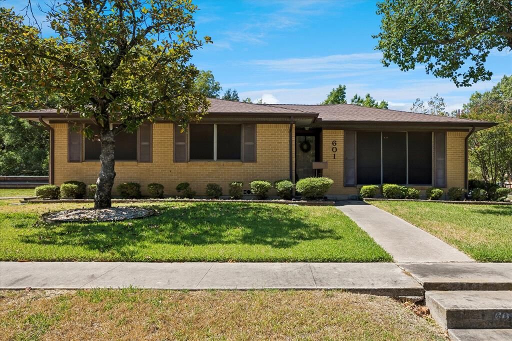 Property Photo: 601 Line Drive TX 76240