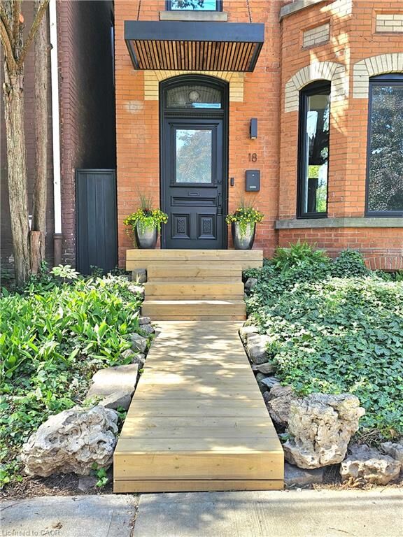 Property Photo:  18 Alanson Street  ON L8N 1W5 