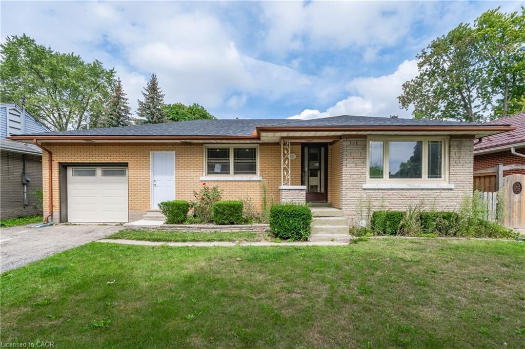 Property Photo:  62 Sandra Avenue Upper  ON N2M 1Z6 