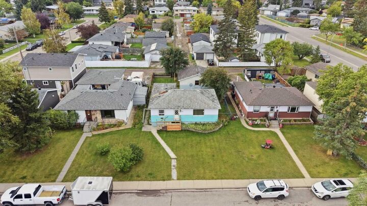 Property Photo:  7711 39 Avenue NW  AB T3B 1X4 