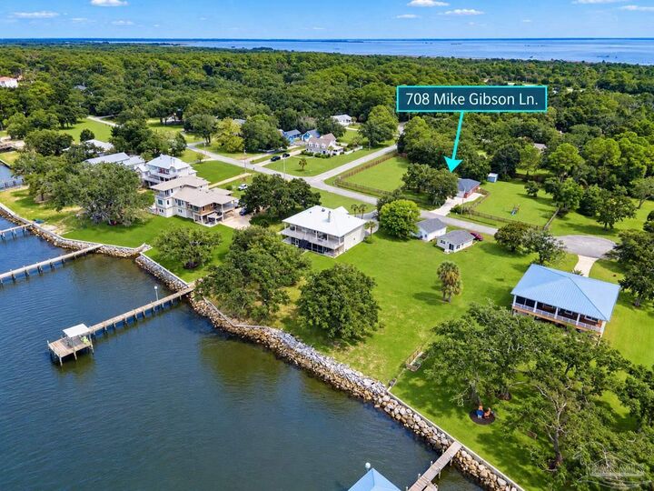 Property Photo: 708 Mike Gibson Ln FL 32583