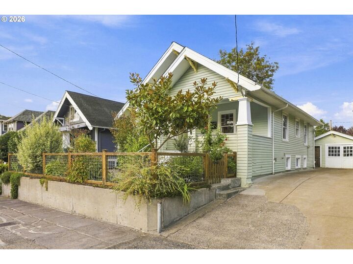 Property Photo:  1307 SE 48th Ave  OR 97215 