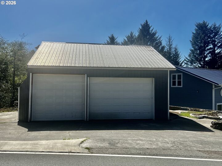 Property Photo:  33050 Hillside Acres Rd  OR 97444 
