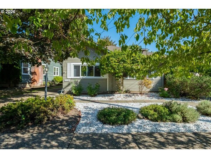 Property Photo:  129 NW 11th St  OR 97330 