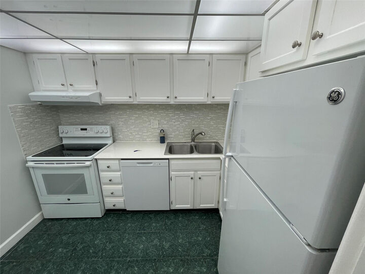 Property Photo:  3740 Inverrary Drive 2Y  FL 33319 