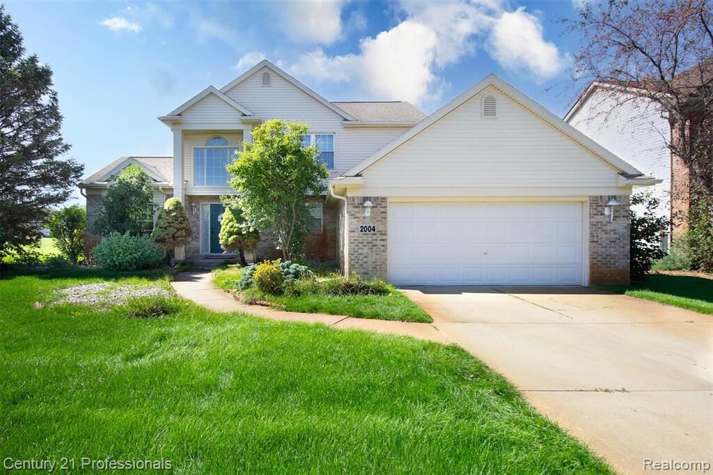 Property Photo:  2004 Twin Sun Circle  MI 48390 