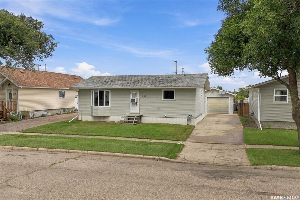 Property Photo:  313 7th Avenue W  SK S0L 2V0 