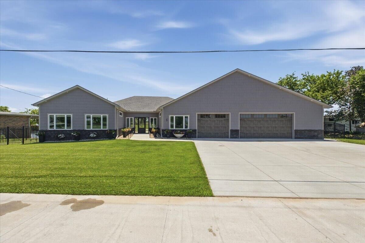 Property Photo:  6 Westlake  IA 51501 