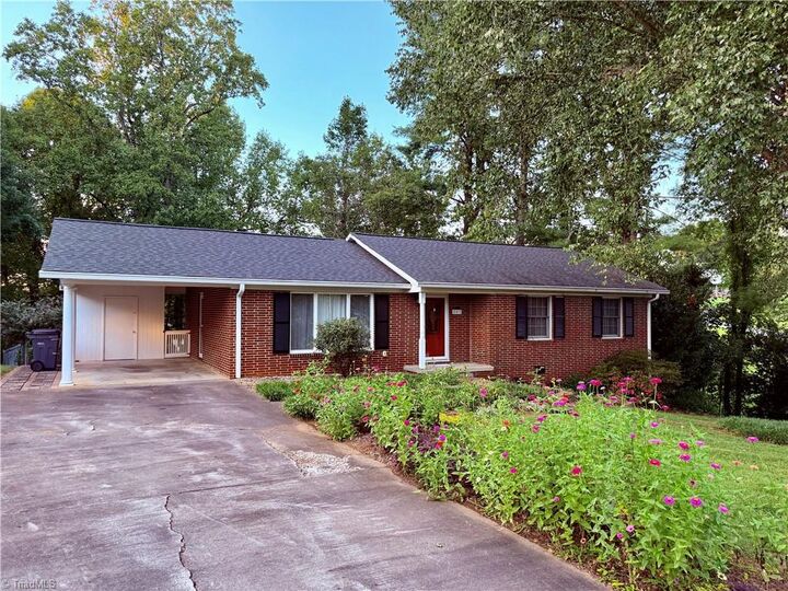 Property Photo: 802 Woodland Boulevard NC 28697