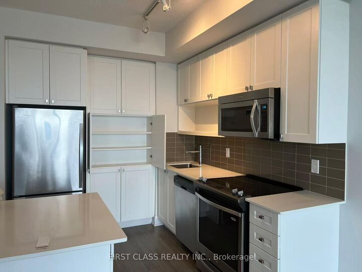 Property Photo:  18 Graydon Hall Drive 1812  ON M3A 0A4 