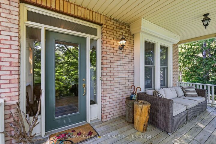 Property Photo:  102 Walnut Street  ON N6H 1C4 
