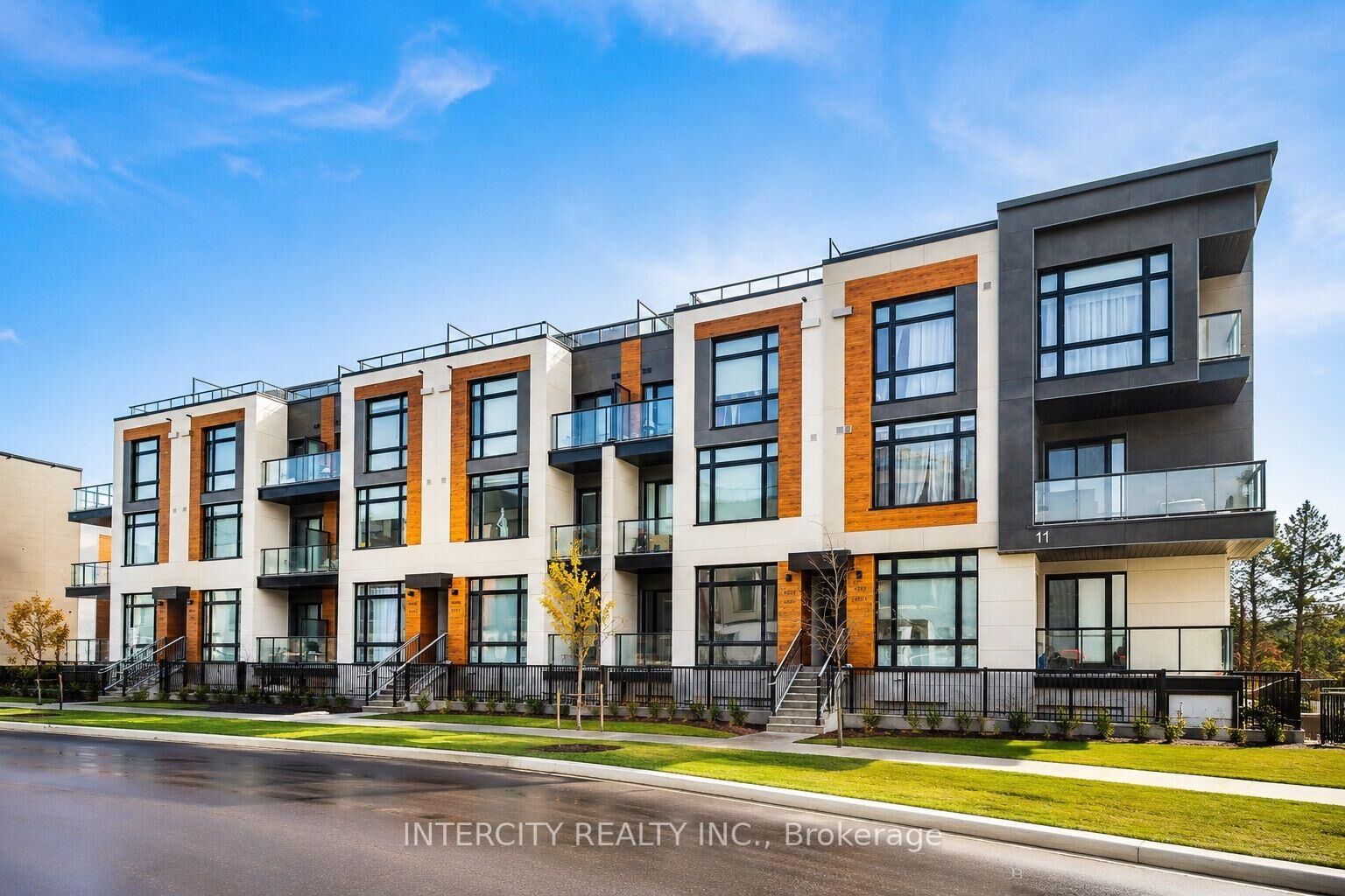 Property Photo:  11 David Eyer Road 1504  ON L4S 0N3 