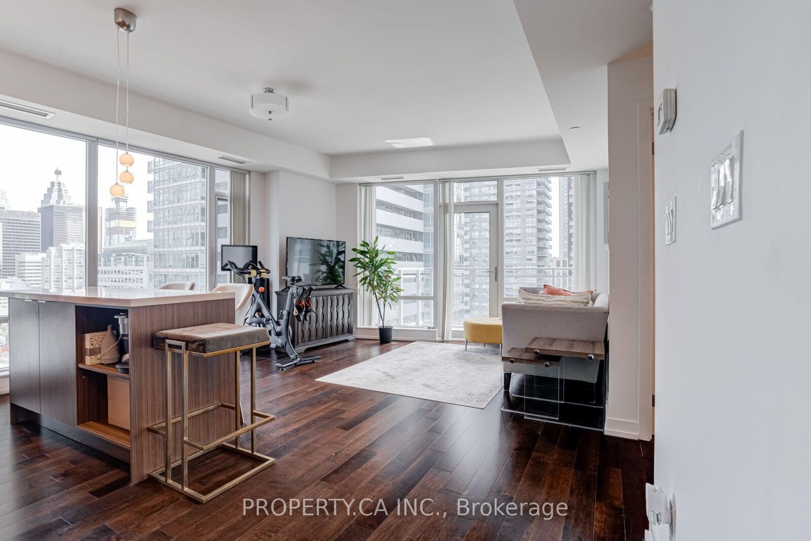 Property Photo:  21 Widmer Street 1609  ON M5V 2E8 