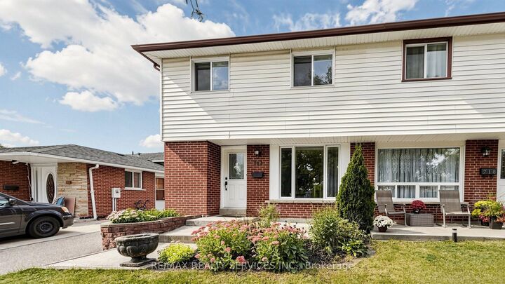 Property Photo:  716 Eaglemount Crescent  ON L5C 1N9 