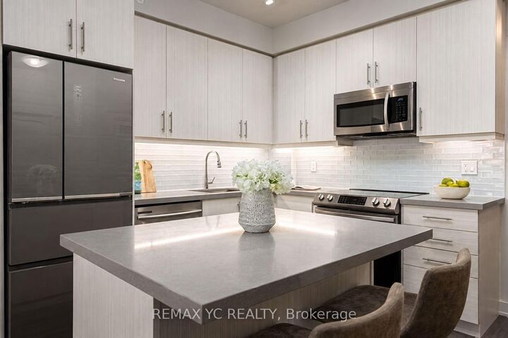 Property Photo:  75 Oneida Crescent 1012  ON L4B 0H3 