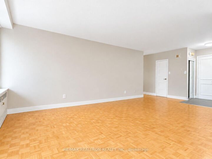 Property Photo:  10 Shallmar Boulevard 202  ON M5N 1J4 