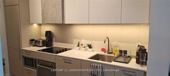 Property Photo:  19 Western Battery Road 722  ON M6K 3S4 