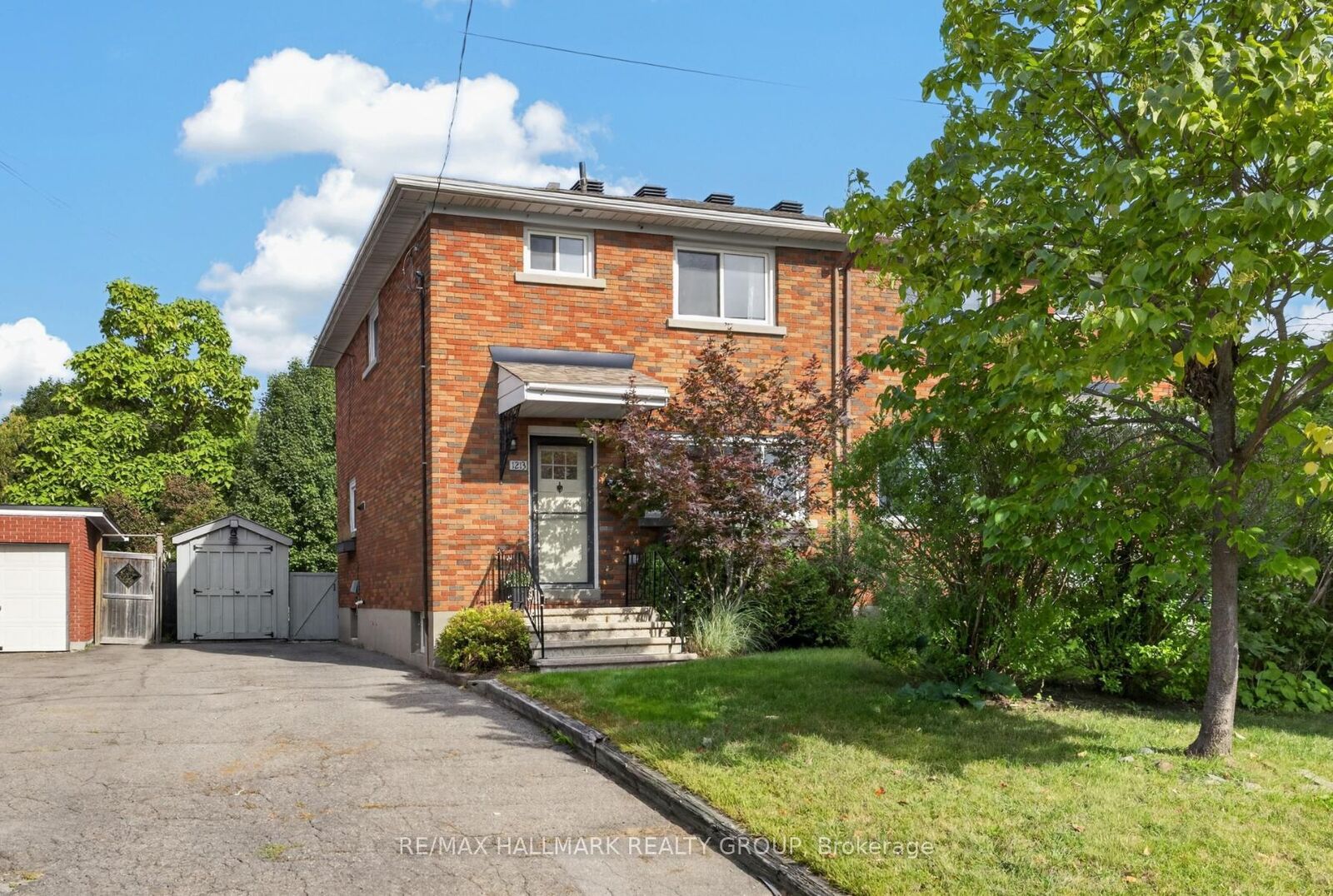 Property Photo: 1213 Emperor Avenue ON K1Z 8C3