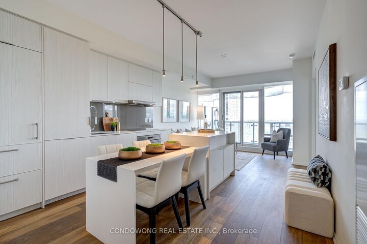 Property Photo:  1 Bloor Street E 4710  ON M4W 1A9 