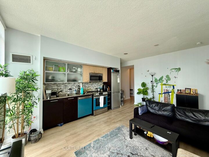 Property Photo:  25 Capreol Court 3803  ON M5V 3Z7 