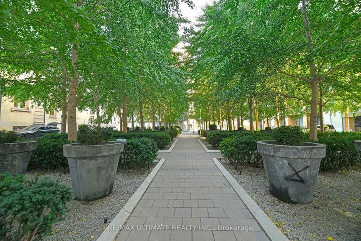 Property Photo: 18 Yorkville Avenue 2607 ON M4W 3Y8