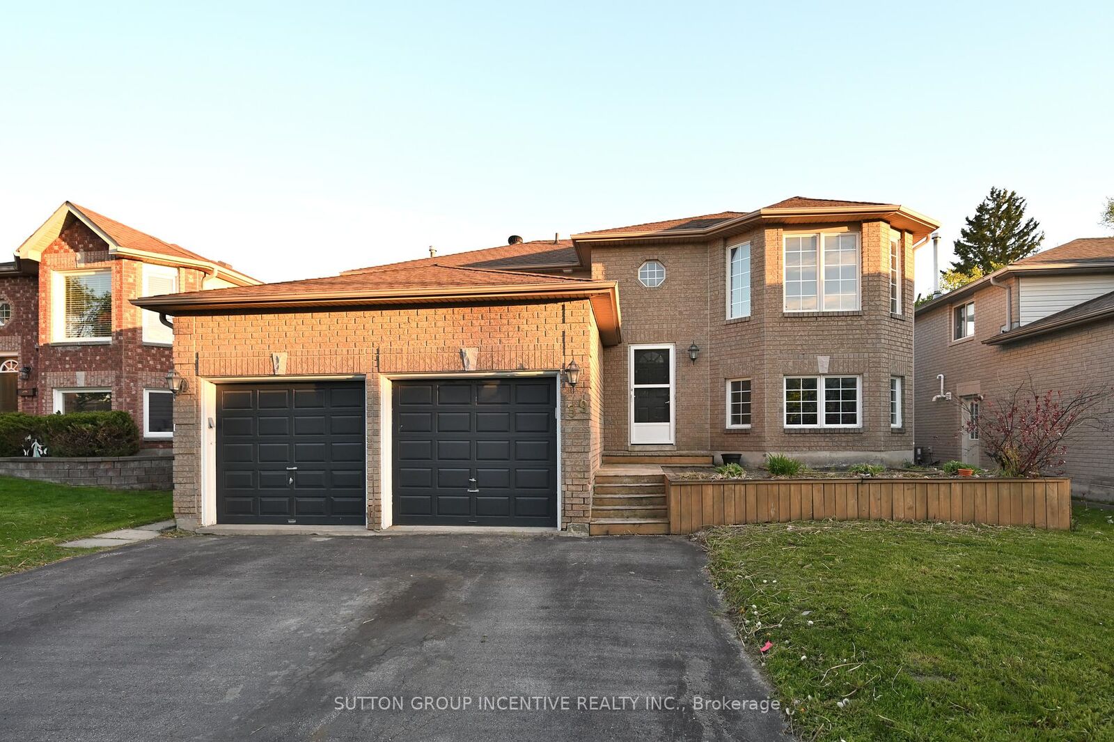 Property Photo:  39 Jones Drive Upper  ON L4M 6H7 