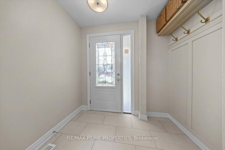 Property Photo:  104 Queensline Drive  ON K2H 7J5 
