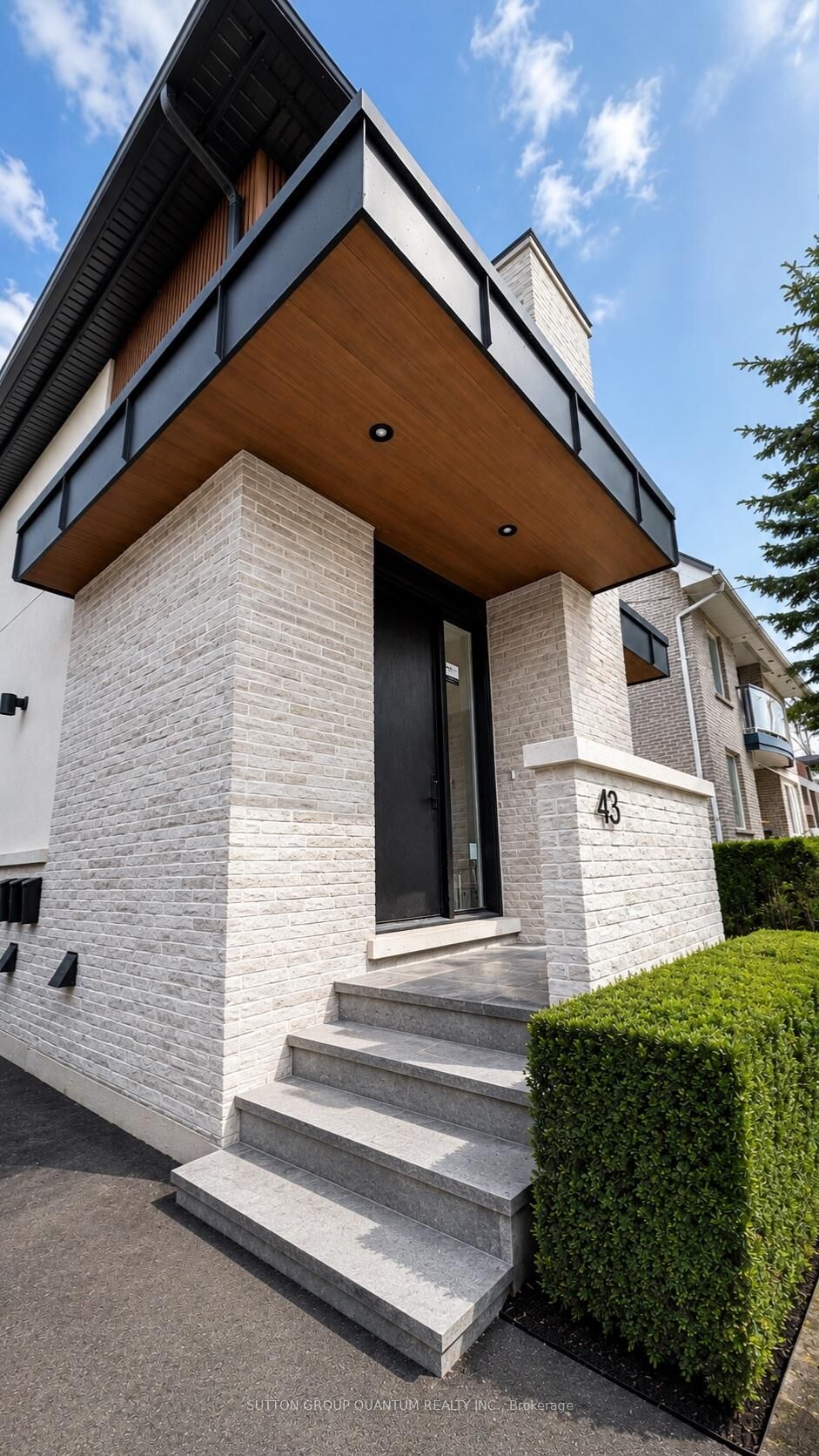 Property Photo:  43 Elmwood Avenue N #1  ON L5G 3K1 