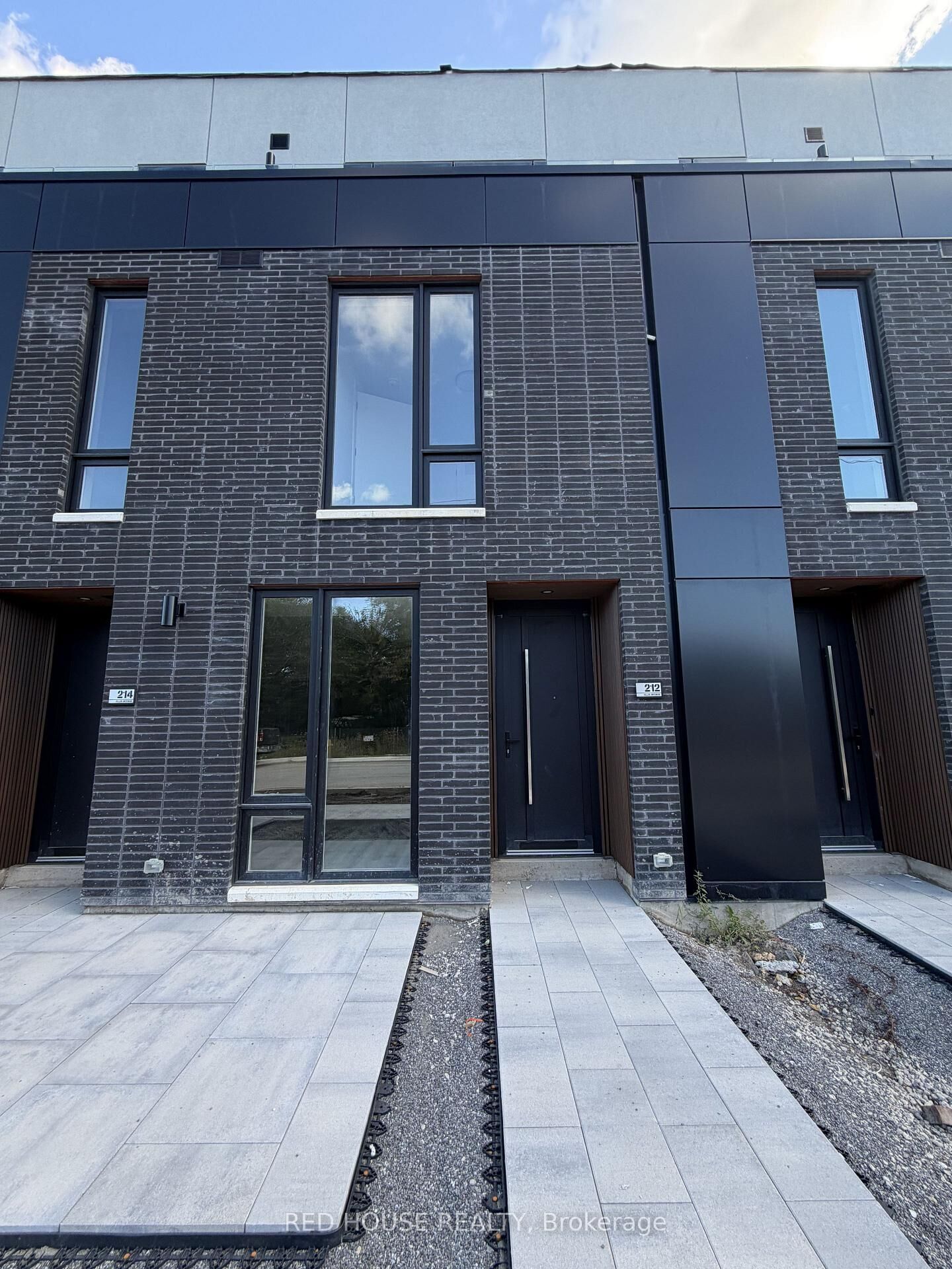 Property Photo:  212 Ellis Avenue  ON L2P 0H2 