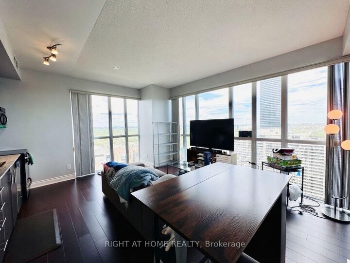 Property Photo:  28 Ted Rogers Way 3211  ON M4Y 2J4 
