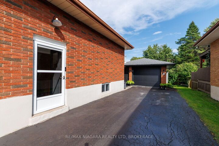 Property Photo:  393 Wellington Street  ON L3K 2K5 