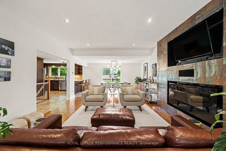 Property Photo:  2061 Cabot Street  ON K1H 6J7 
