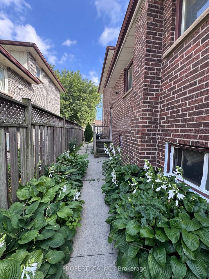 Property Photo:  11 Nancy McCredie Drive  ON L6X 2N4 